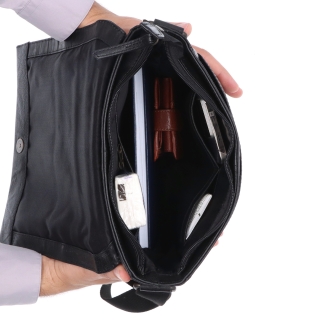 Kožená crossbody s chlopňou Poyem materiál kože zapínanie s chlopňou farba čierna veľkosť stredná 2207 Poyem C Vnútro