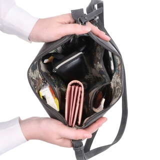 Dámska elegantná crossbody kabelka Tangerin materiál syntetická koža zapínanie na zips farba čierna veľkosť malá 1110 C Vnútro