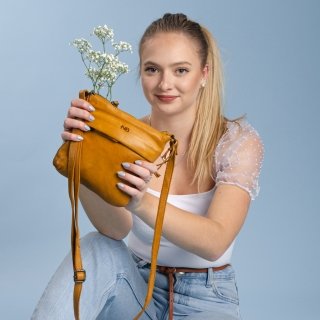Malá kožená crossbody so zapínaním na zips Noelia Bolger materiál kože zapínanie na zips farba žltá veľkosť malá NB 2090 ZLU Lifestyle