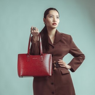 Kožená taška cez rameno pre ženy Noelia Bolger materiál kože zapínanie na zips farba červená veľkosť stredná NB 0104 TCV Lifestyle