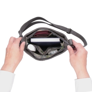Menší crossbody kabelka Tangerin materiál syntetická koža zapínanie na zips farba hnedá veľkosť stredná 8022 TH Vnútro