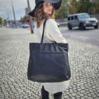 Elegantná priestranná kabelka cez rameno Carmelo materiál syntetická koža zapínanie na zips farba čierna veľkosť veľká 4362 C Lifestyle