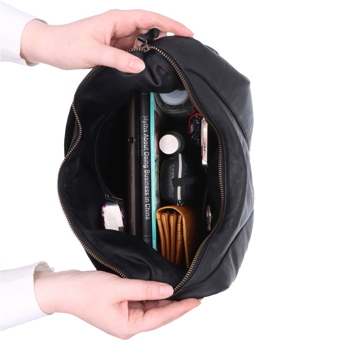 Veľká kožená hobo kabelka cez rameno Noelia Bolger materiál kože zapínanie na zips farba čierna veľkosť veľká NB 2423 C Vnútro