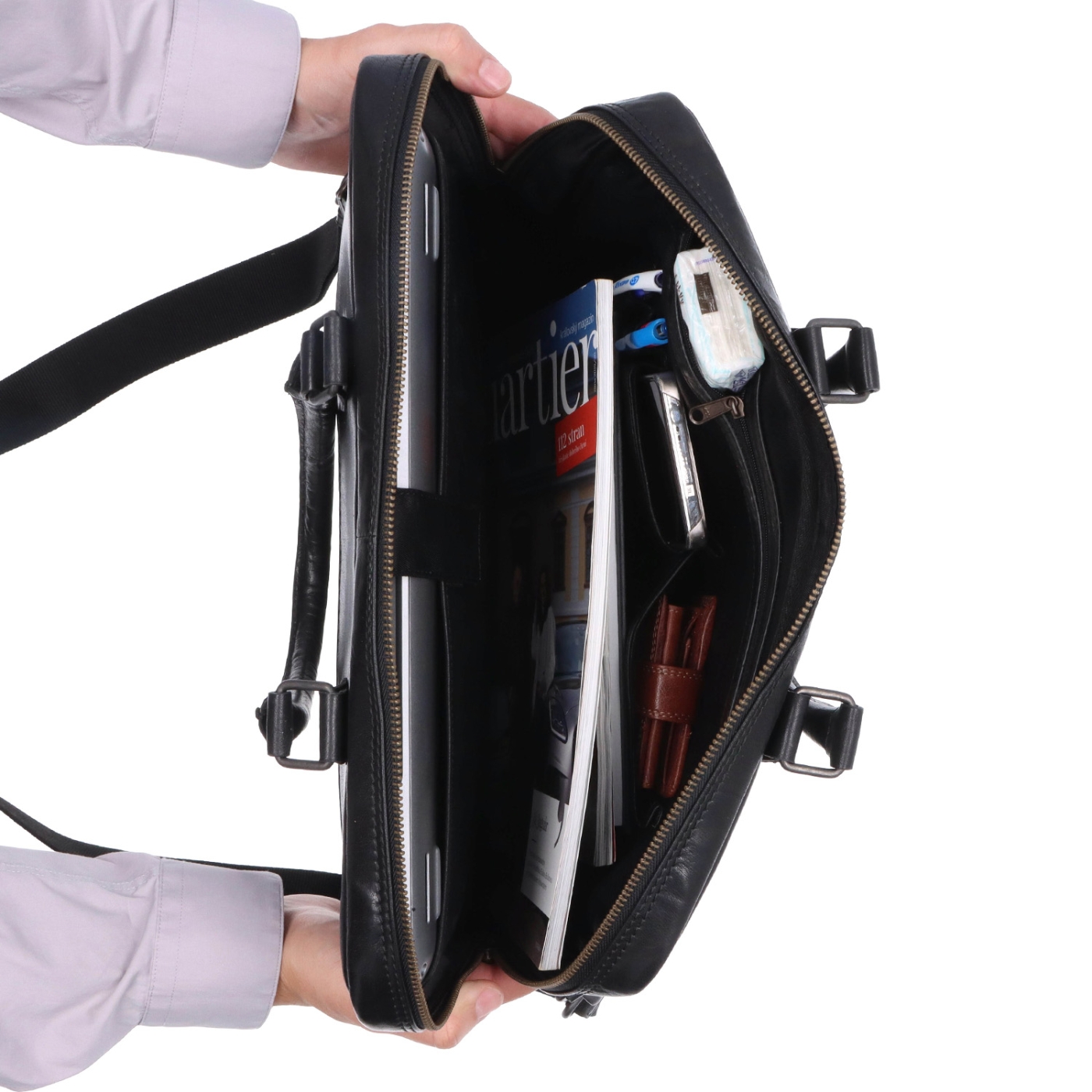 Kožená pánska taška s priehradkou na notebook Poyem materiál kože zapínanie na zips farba čierna veľkosť veľká 2225 Poyem C Vnútro
