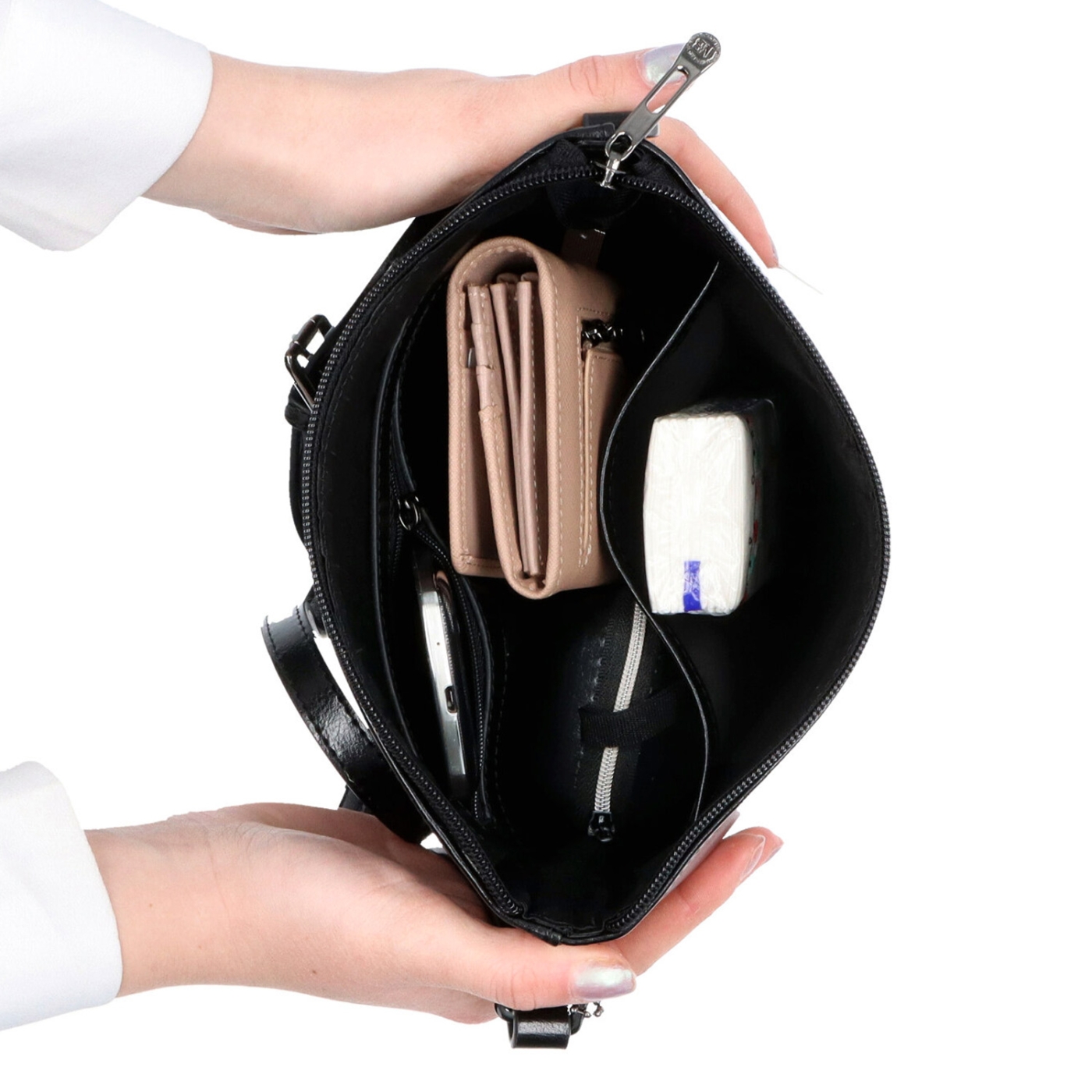 Luxusná kožená crossbody kabelka Noelia Bolger materiál kože zapínanie na zips farba čierna veľkosť malá NB 0077 C Vnútro
