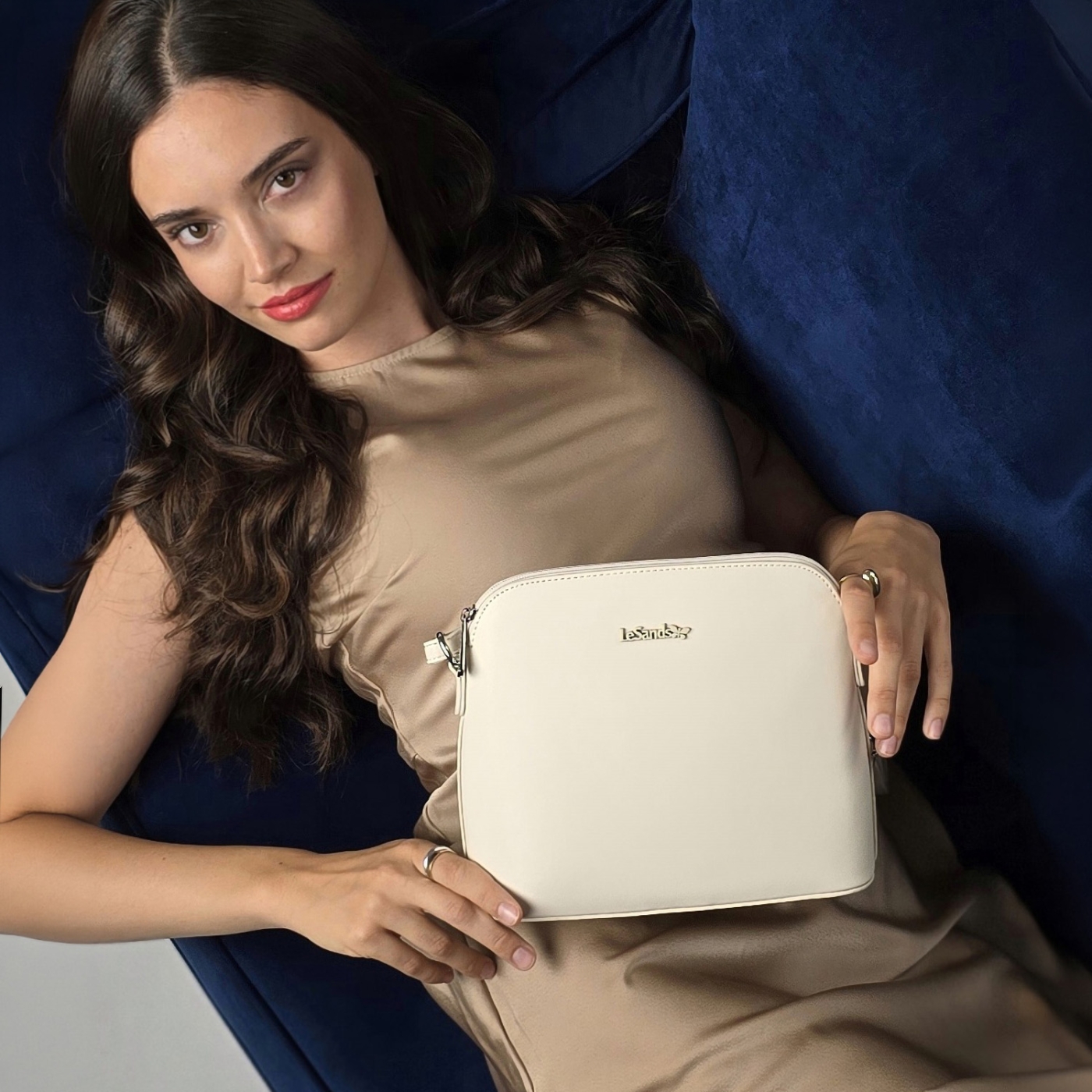 Malá minimalistická crossbody kabelka Le Sands materiál syntetická koža zapínanie na zips farba béžová veľkosť malá 7712 BE Lifestyle