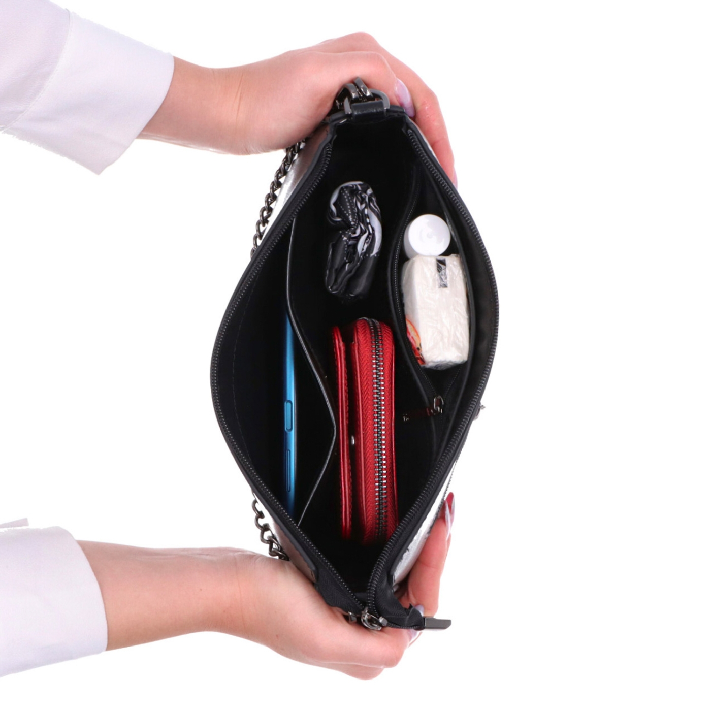 Kvalitná kožená kabelka s ozdobnou retiazkou Noelia Bolger materiál kože zapínanie na zips farba čierna veľkosť malá NB 0110 C Vnútro
