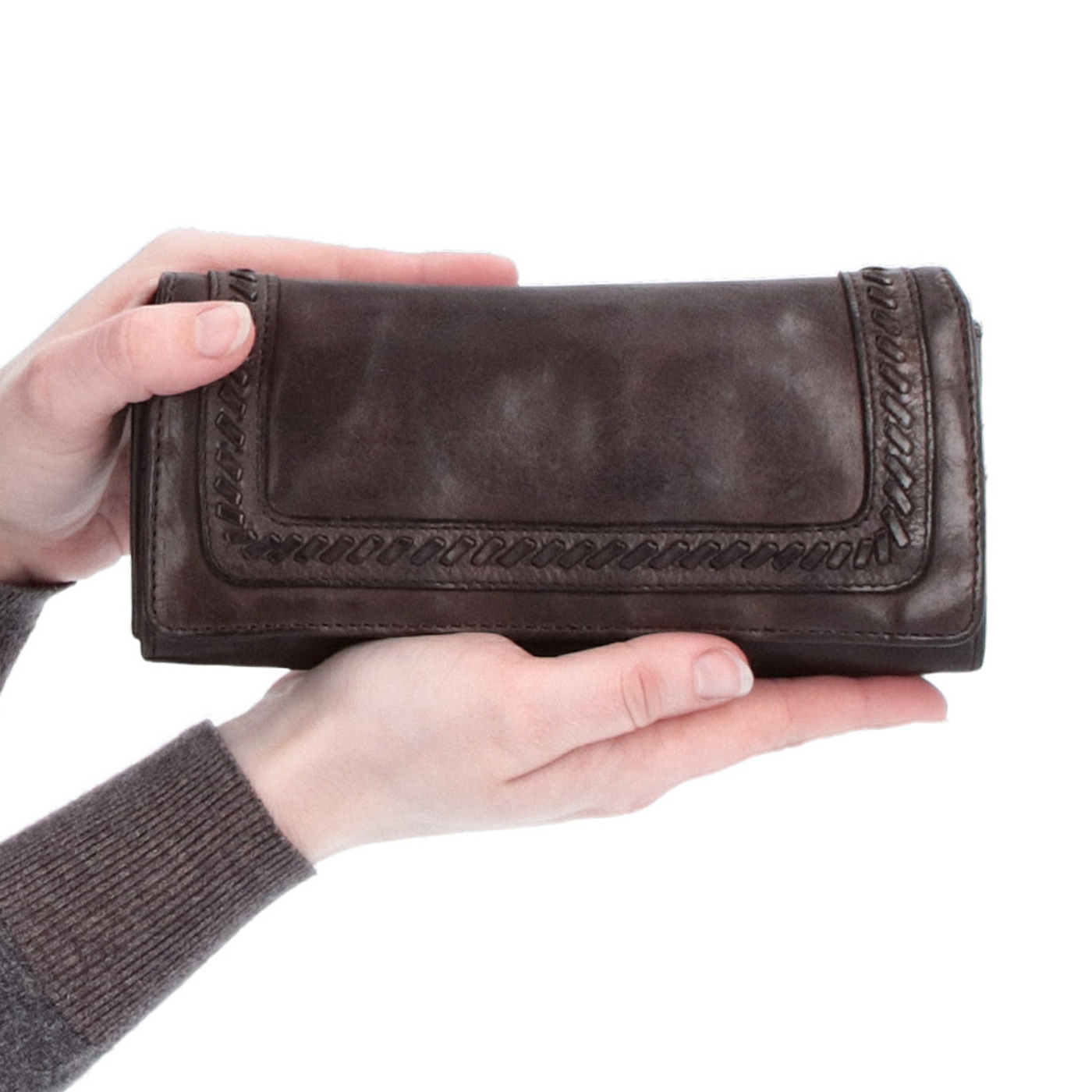 Dlhá kožená peňaženka s prepletaním Noelia Bolger materiál kože zapínanie na cvok farba hnedá veľkosť veľká 5119 NB H V ruke