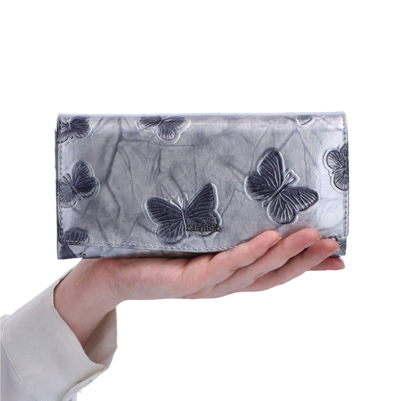 Elegantná dlhá peňaženka Carmelo materiál kože zapínanie na cvok farba biela veľkosť veľká 2109 M OW V ruke