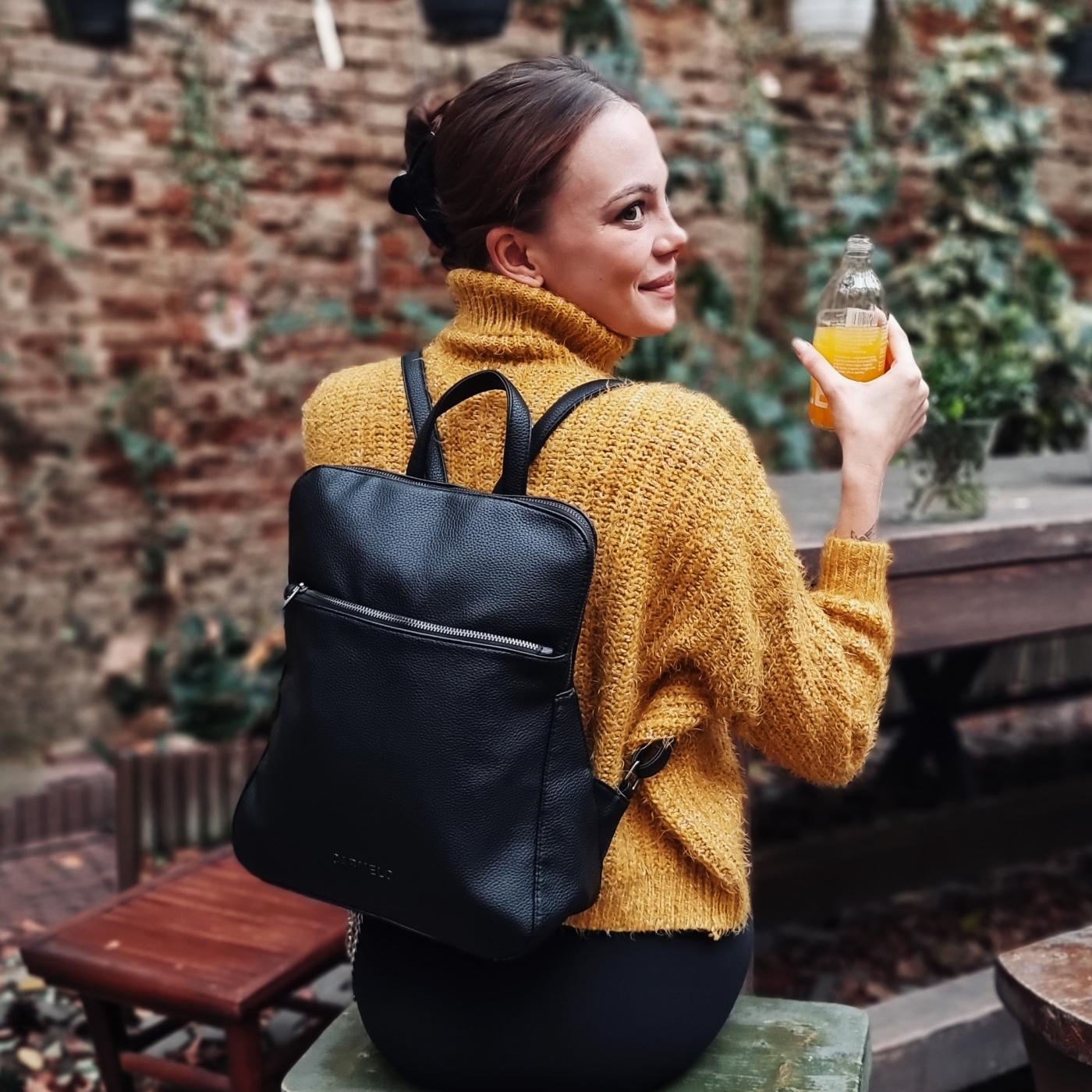 Dámsky mestský batoh Carmelo materiál syntetická koža zapínanie na zips farba čierna veľkosť stredná 4269 C Lifestyle