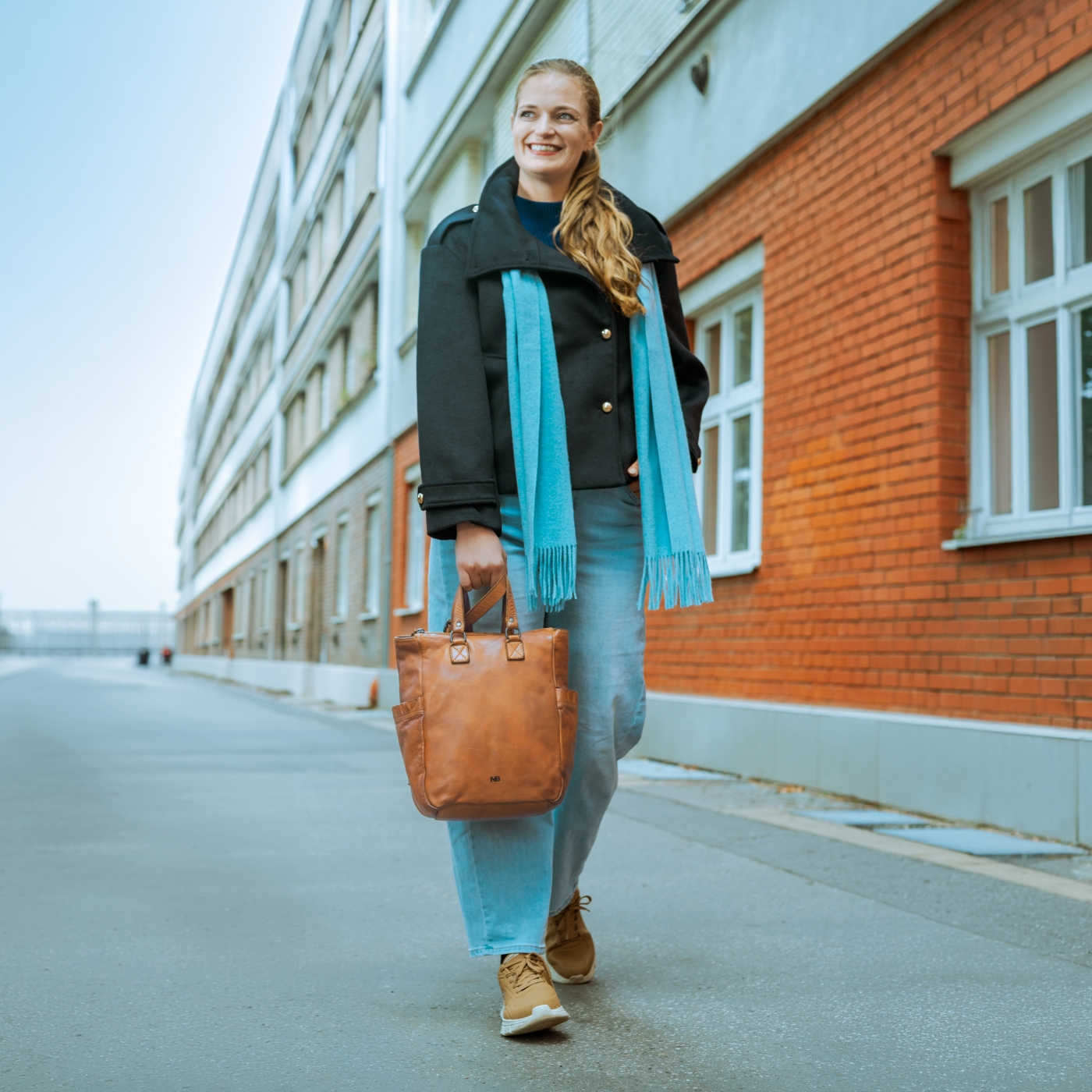 Kožený mestský batoh s praktickými uchami Noelia Bolger materiál kože zapínanie na zips farba koňaková veľkosť stredná NB 2424 KO Lifestyle