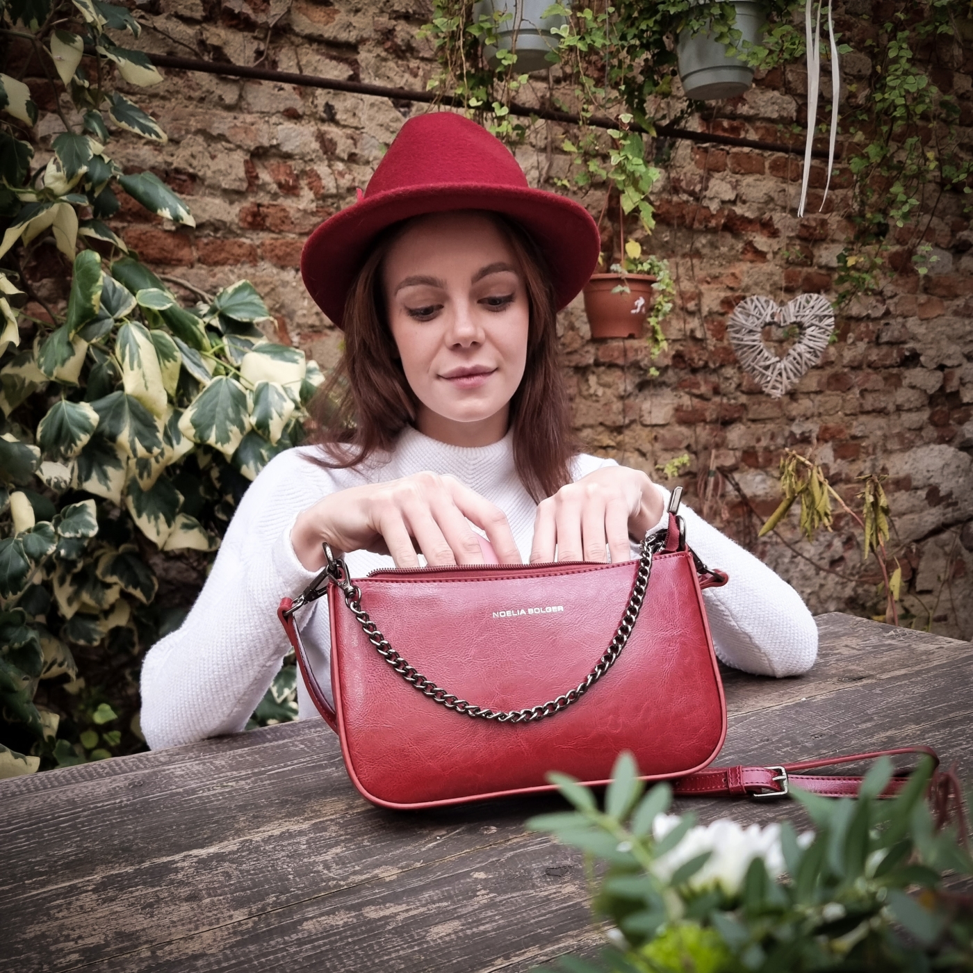 Kožená kabelka cez rameno Noelia Bolger materiál kože zapínanie na zips farba červená veľkosť malá NB 0084 TCV Lifestyle