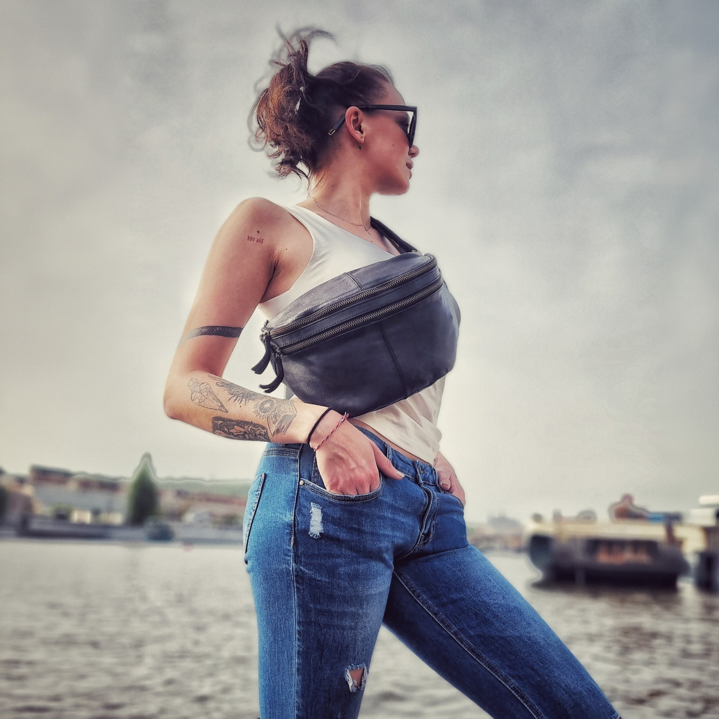 Moderná kožená crossbody ľadvinka s dvoma zipsami Noelia Bolger materiál kože zapínanie na zips farba čierna veľkosť stredná NB 2035 C Lifestyle