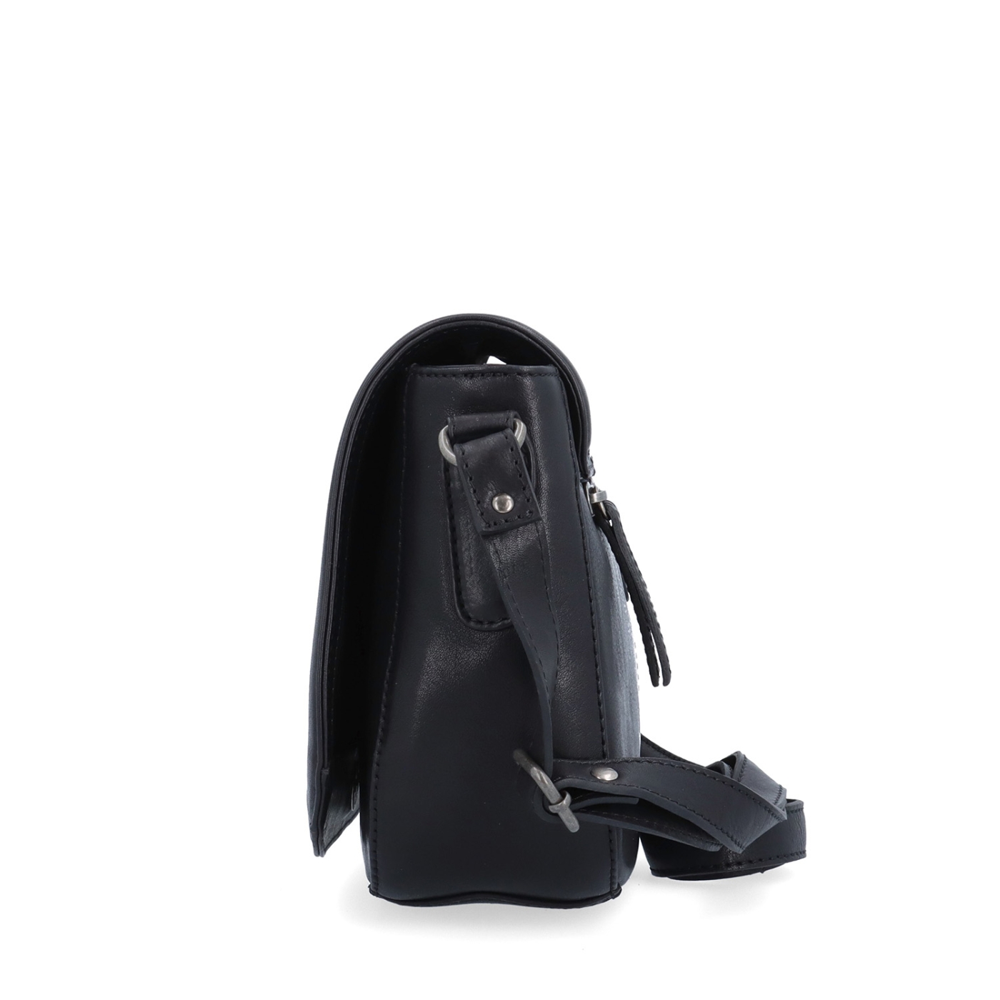 Menšia crossbody kabelka s chlopňou a príveskom Noelia Bolger materiál kože zapínanie s chlopňou farba čierna veľkosť stredná NB 3111 C Z boku