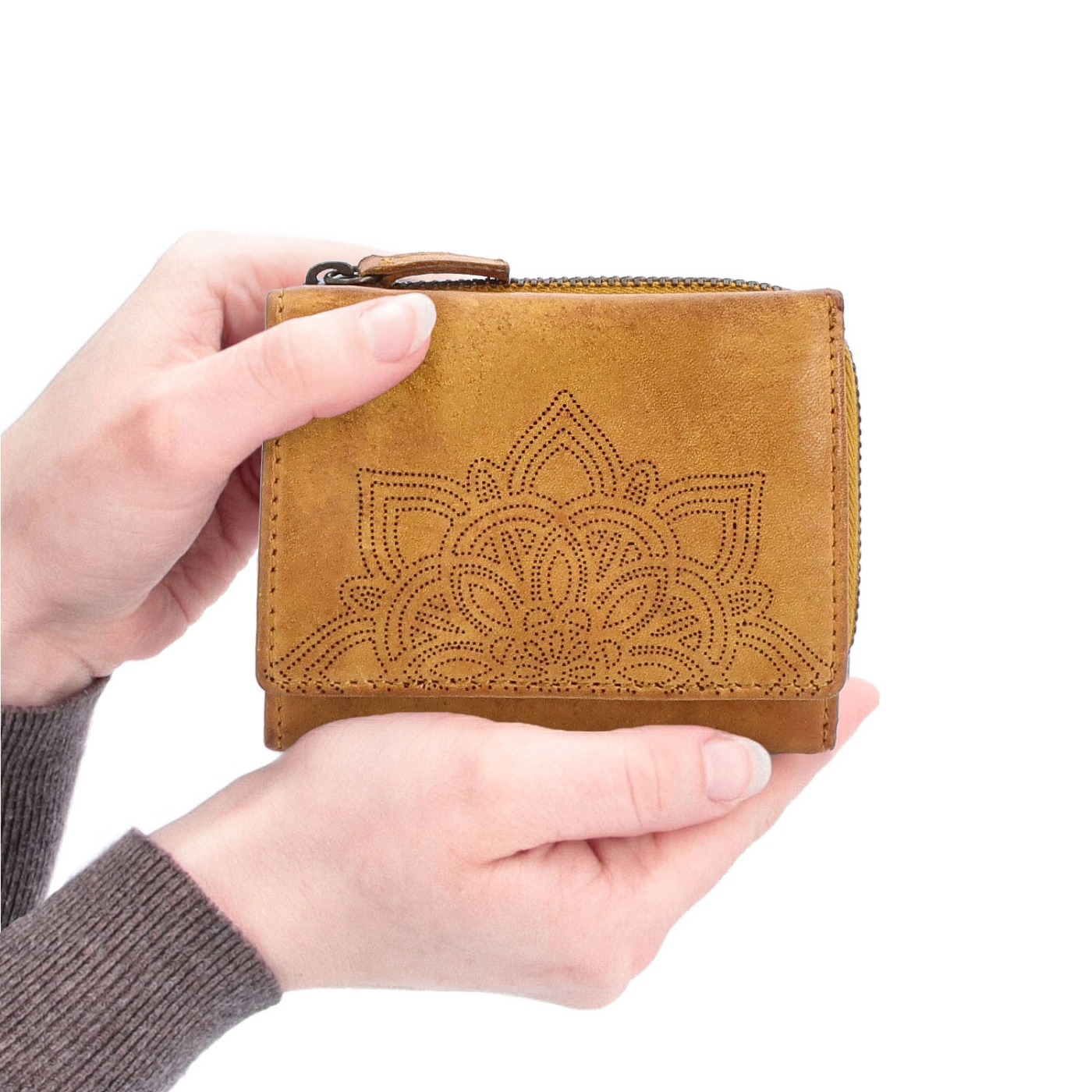 Malá kožená peňaženka v boho štýle Noelia Bolger materiál kože zapínanie na cvok farba žltá veľkosť malá 5124 NB ZLU V ruke