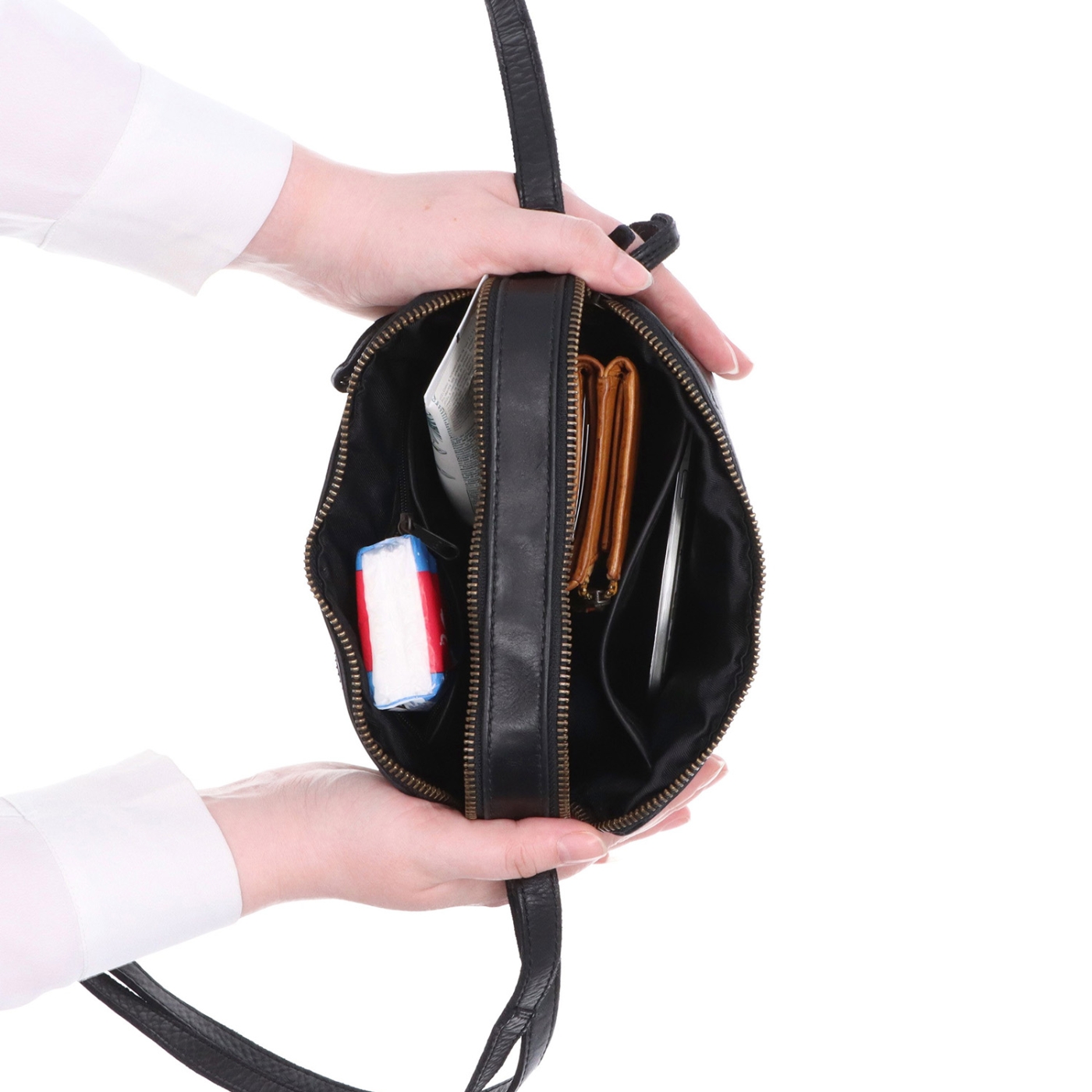 Minimalistická kožená crossbody kabelka Noelia Bolger materiál kože zapínanie na zips farba čierna veľkosť malá NB 2407 C Vnútro