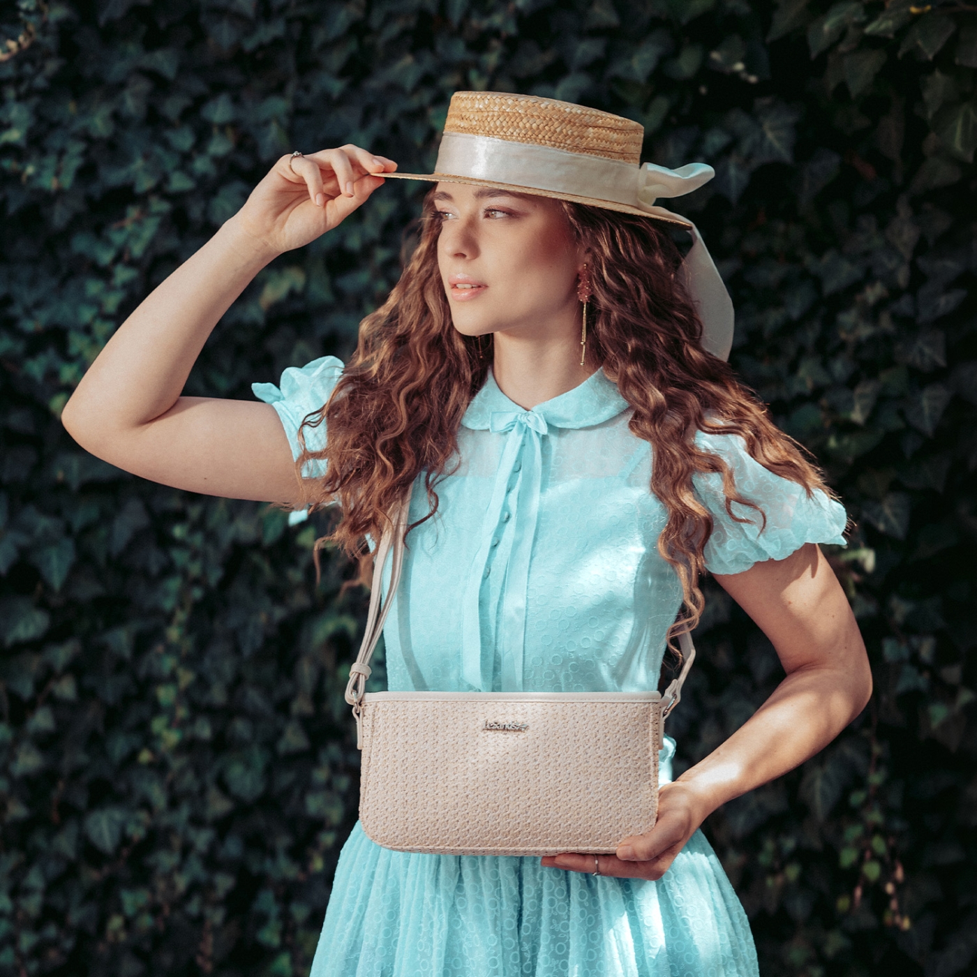 Malá crossbody kabelka v slamenom štýle Le Sands materiál syntetická koža zapínanie na zips farba béžová veľkosť malá 4616 K Lifestyle