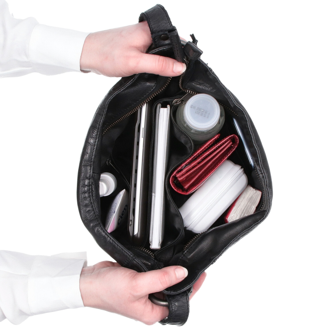 Kožená crossbody kabelka s dizajnovým prešívaním Noelia Bolger materiál kože zapínanie na zips farba čierna veľkosť stredná NB 2089 C Vnútro