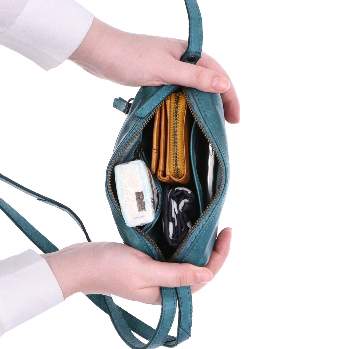 Minimalistická kožená crossbody kabelka Noelia Bolger materiál kože zapínanie na zips farba tyrkysová veľkosť malá NB 2417 TYR Vnútro