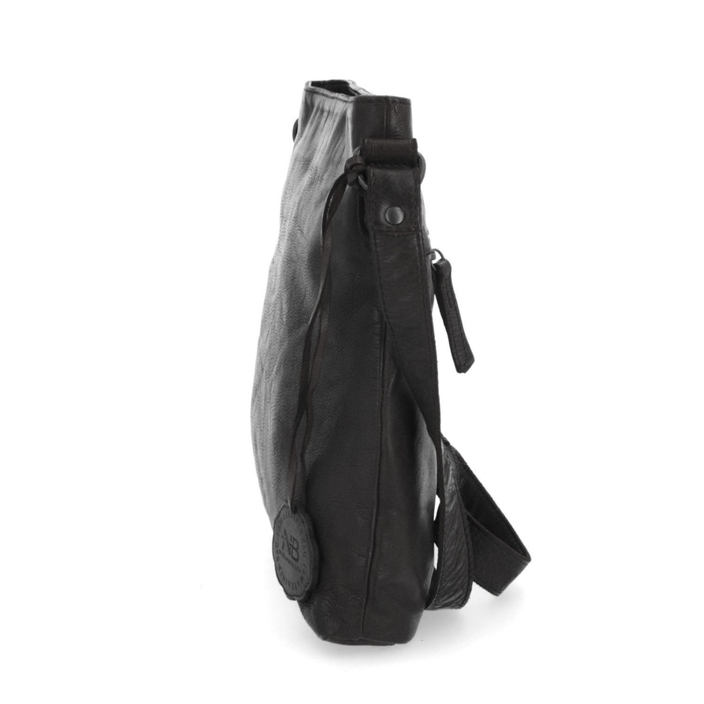 Kožená crossbody kabelka vo vintage štýle Noelia Bolger materiál kože zapínanie na zips farba čierna veľkosť malá NB 2001 C Z boku