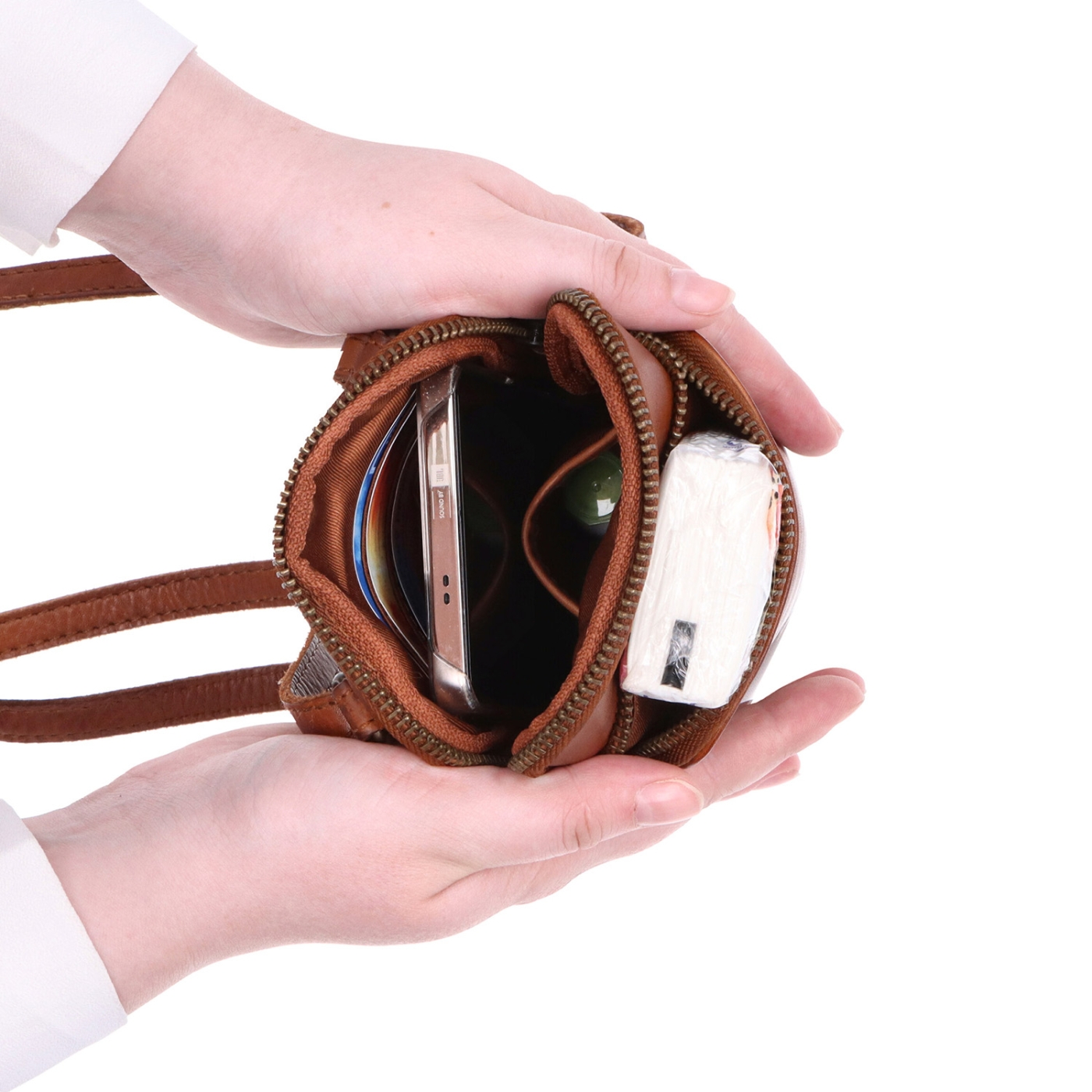 Štýlová kožená crossbody taška Noelia Bolger materiál kože zapínanie na zips farba koňaková veľkosť malá NB 2419 KO Vnútro