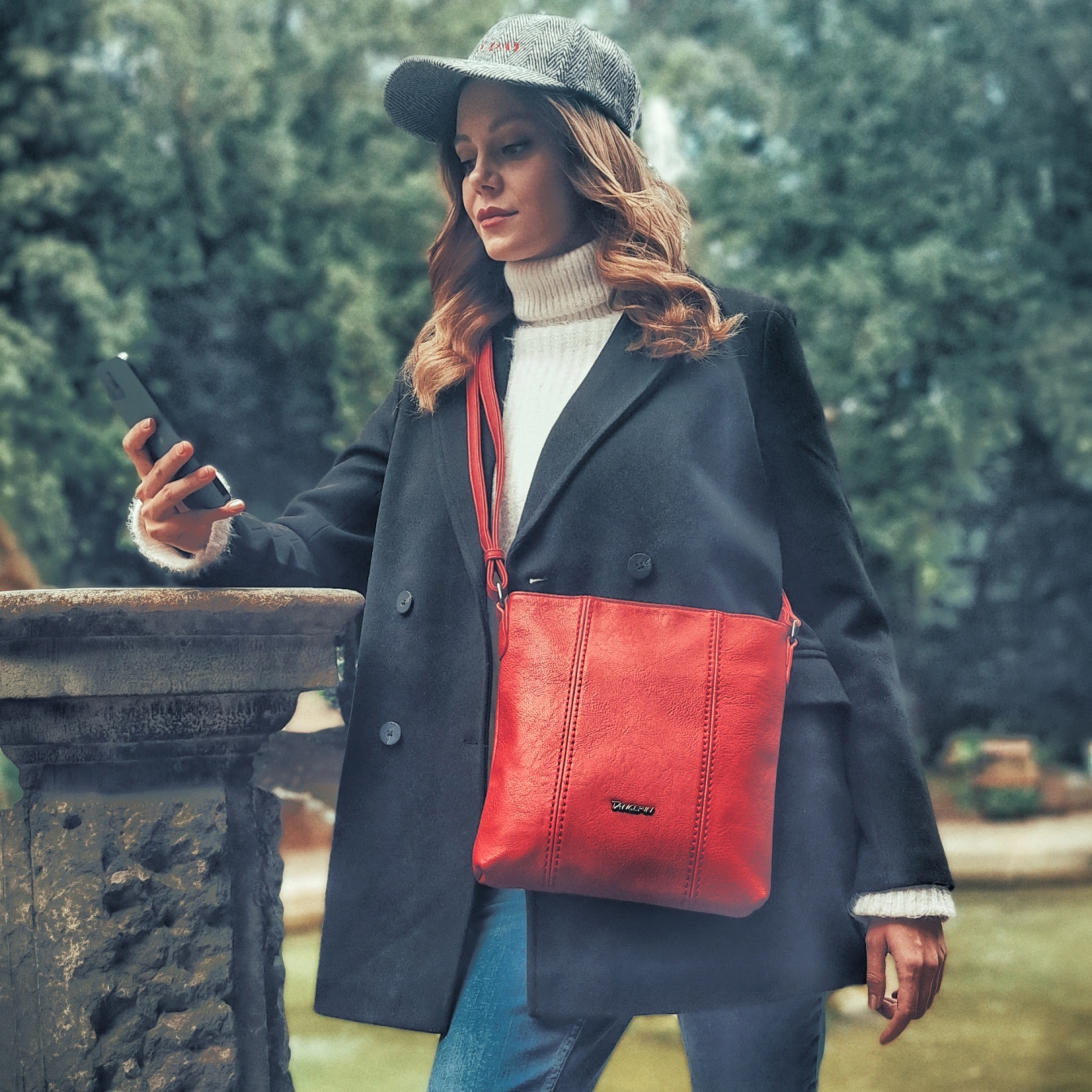 Malá športová crossbody kabelka Tangerin materiál syntetická koža zapínanie na zips farba červená veľkosť malá 8011 CV Lifestyle