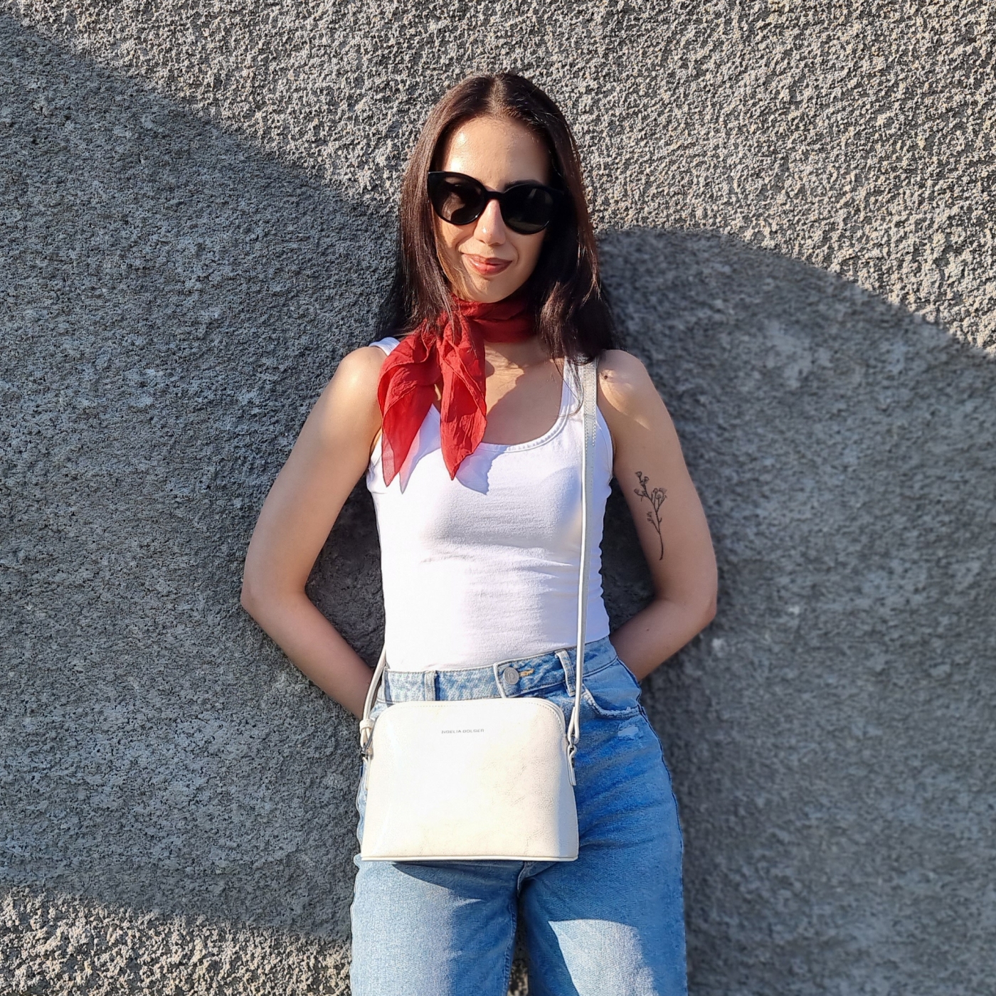 Elegantná kožená crossbody k šatám aj saku Noelia Bolger materiál kože zapínanie na zips farba biela veľkosť malá NB 0078 OW Lifestyle