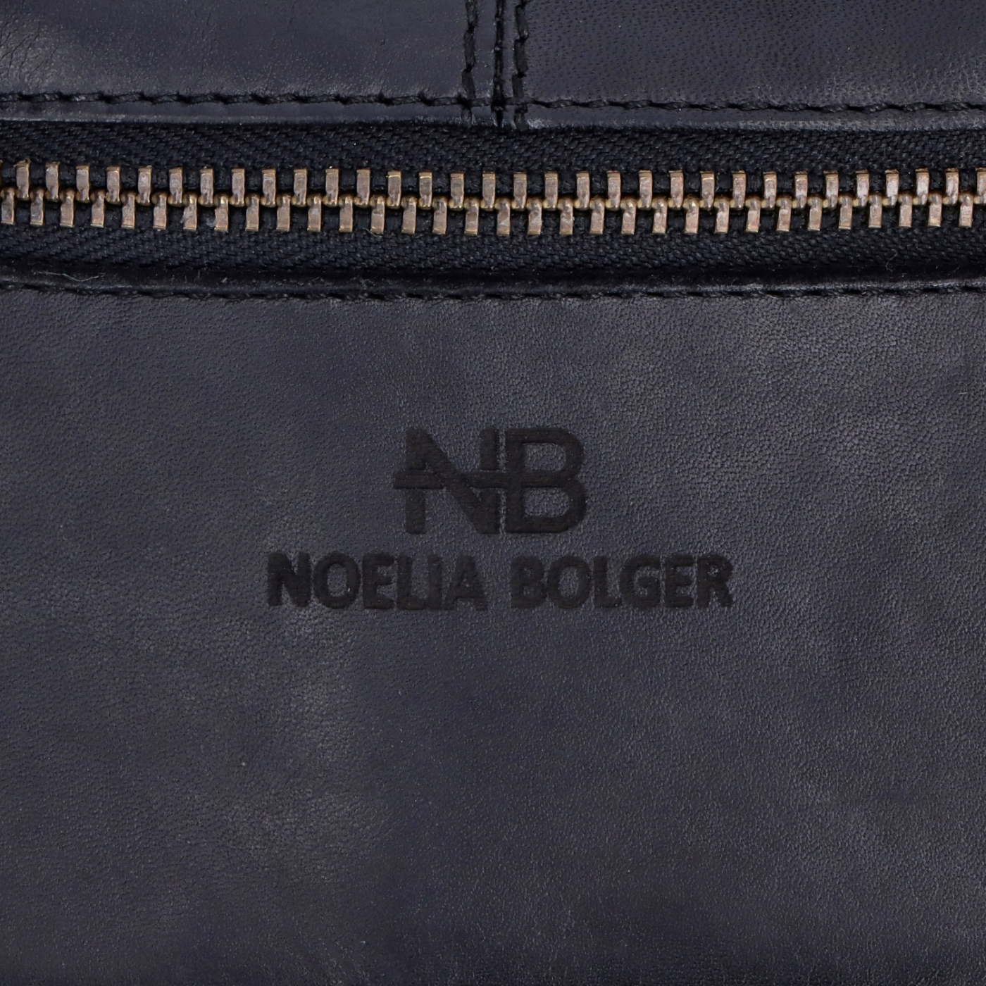 Dlhá kožená peňaženka s prešívaním Noelia Bolger materiál kože zapínanie na cvok farba čierna veľkosť veľká 5126 NB C Logo