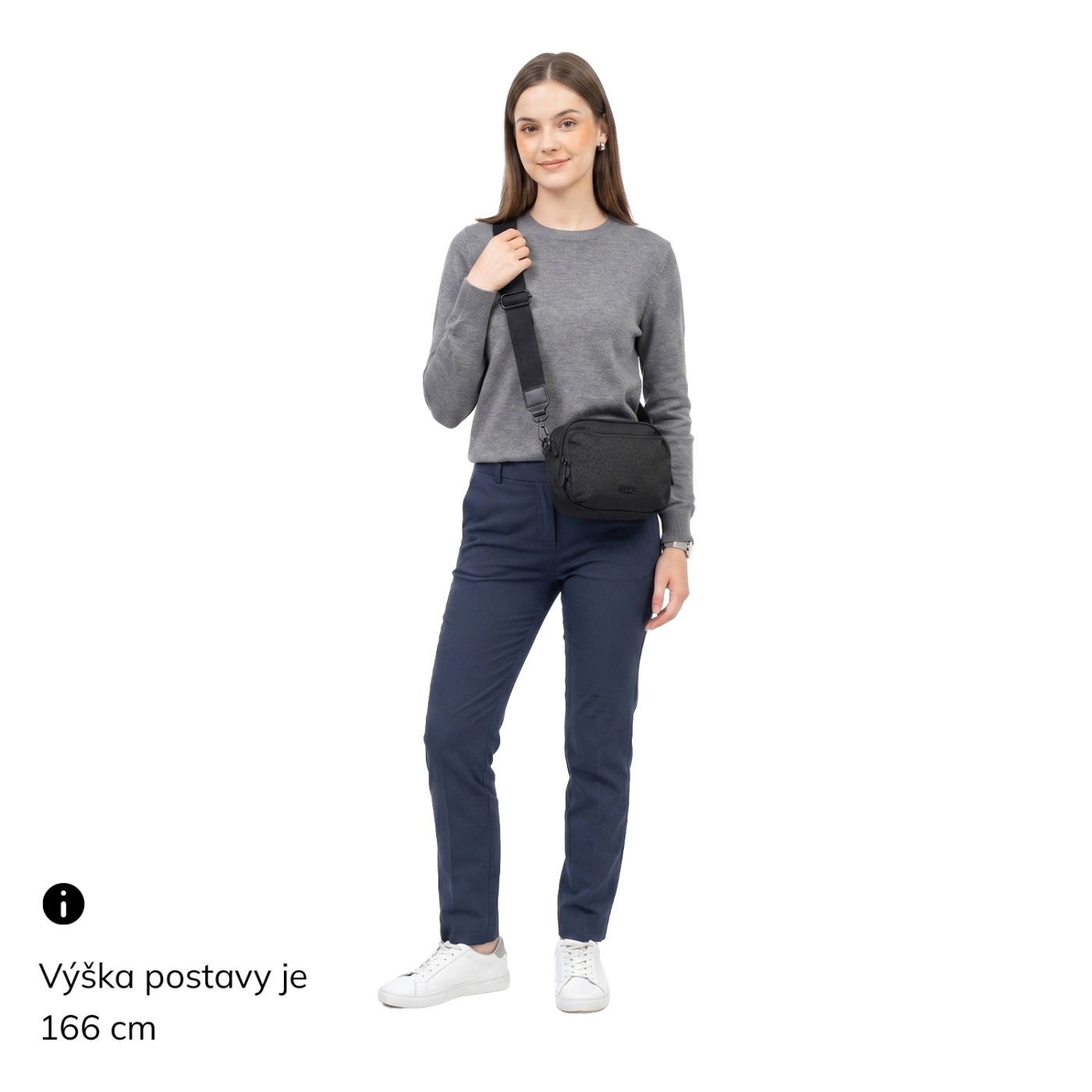 Nylonová crossbody kabelka so širokým popruhom a predným vreckom Carmelo materiál nylon zapínanie na zips farba čierná veľkosť malá 6613 C LE Na postave