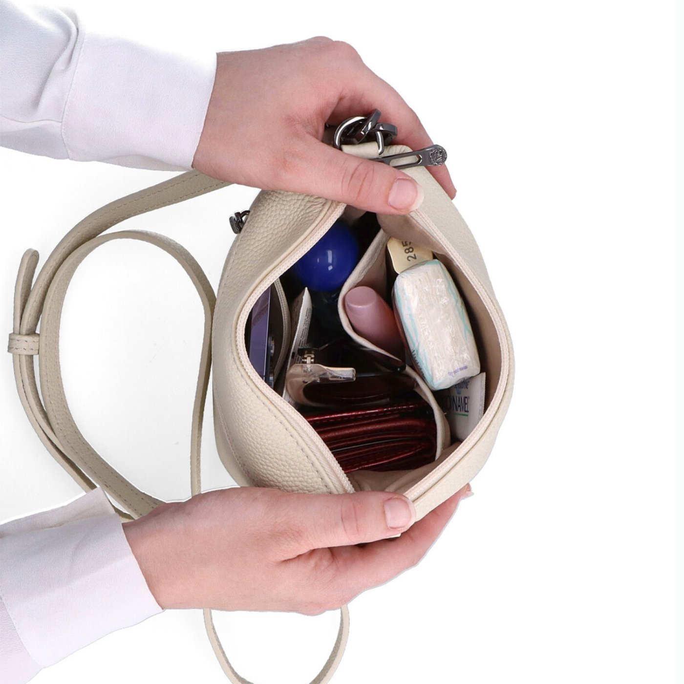 Malá kožená crossbody kabelka s výraznou retiazkou Noelia Bolger materiál kože zapínanie na zips farba béžová veľkosť malá NB 3016 K Vnútro