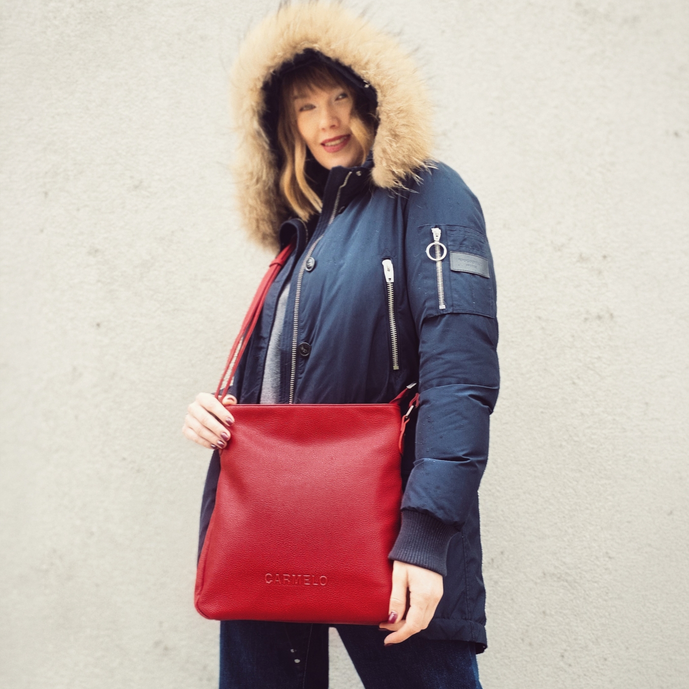 Dizajnová crossbody kabelka Carmelo materiál syntetická koža zapínanie na zips farba červená veľkosť stredná 4271 CV Lifestyle