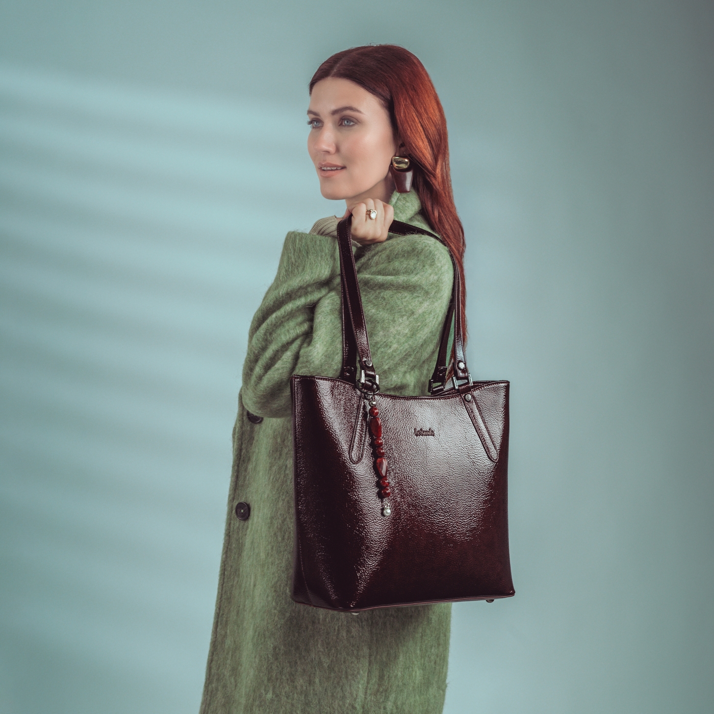 Syntetická shopper kabelka s príveskom Le Sands materiál syntetická koža zapínanie na zips farba vínová veľkosť veľká 4643 BO Lifestyle