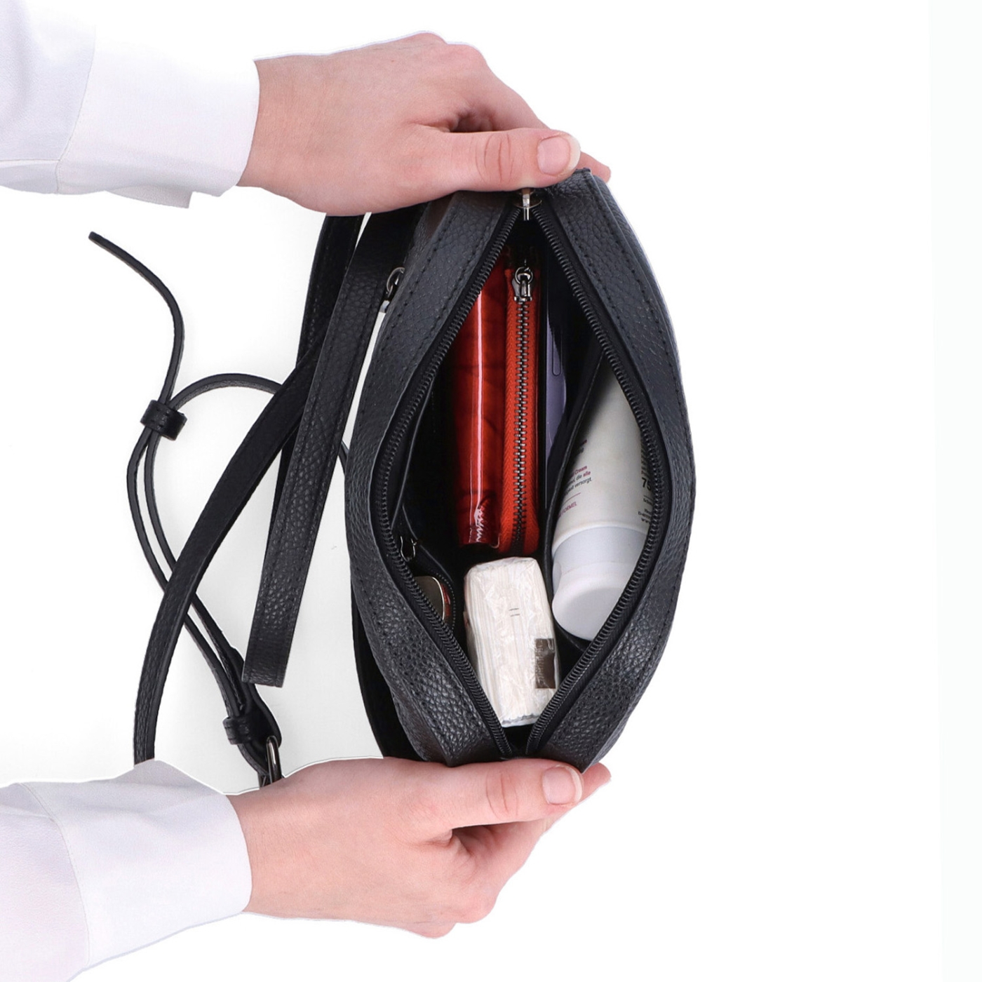 Malá kožená crossbody kabelka s vreckom na zips Noelia Bolger materiál kože zapínanie na zips farba čierna veľkosť malá NB 3013 C Vnútro