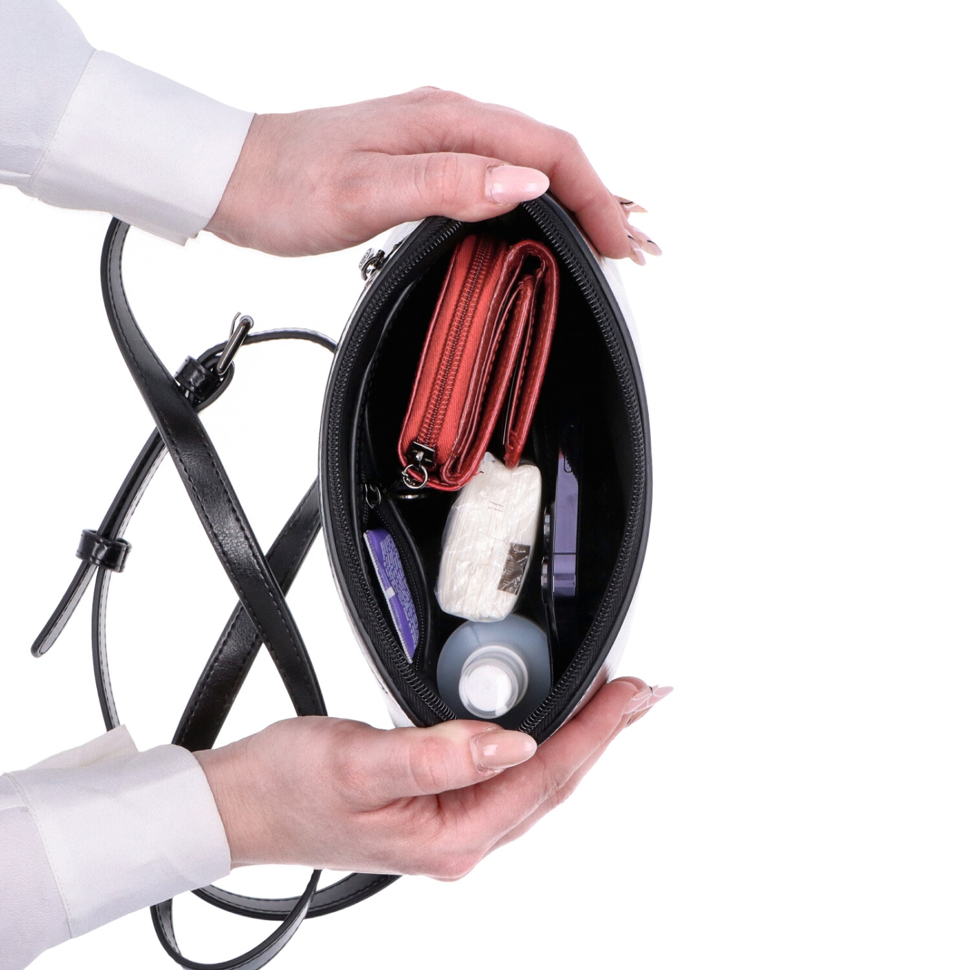 Luxusná malá kožená crossbody kabelka Noelia Bolger materiál kože zapínanie na zips farba čierna veľkosť malá NB 0080 C Vnútro