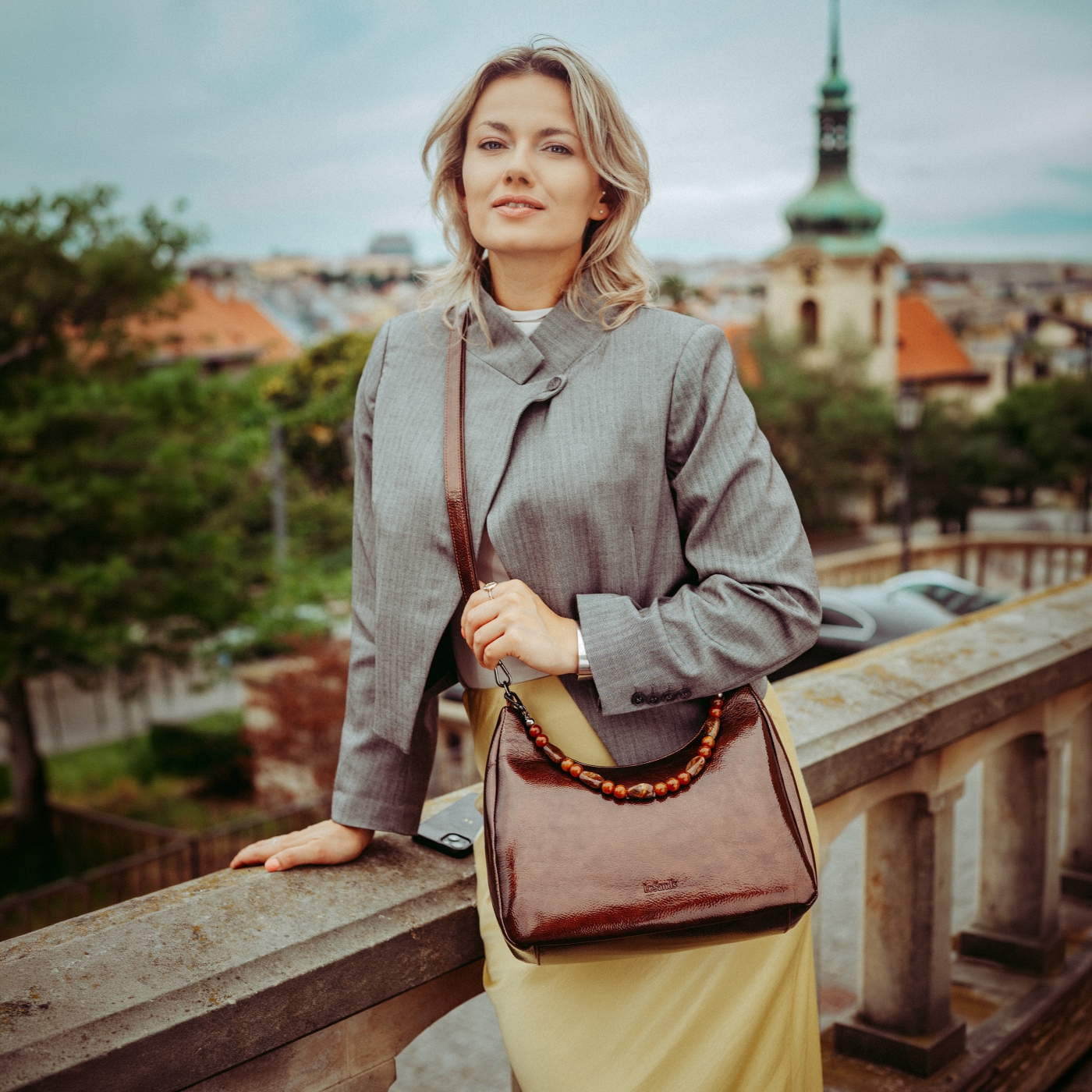 Kabelka cez rameno aj crossbody s odnímateľnými popruhmi Le Sands materiál syntetická koža zapínanie na zips farba hnedá veľkosť stredná 4637 H Lifestyle