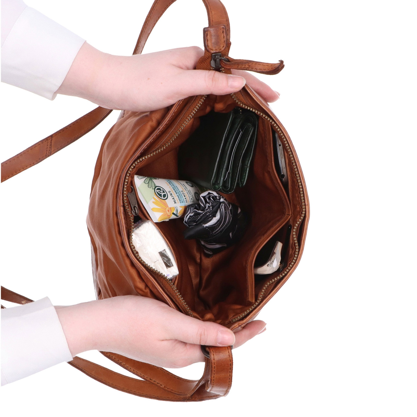 Dizajnová kožená crossbody kabelka s chlopňou Noelia Bolger materiál kože zapínanie na zips farba koňaková veľkosť malá NB 2026 KO Vnútro
