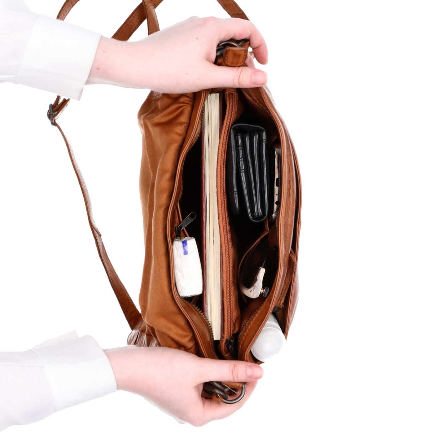 Crossbody kabelka z pravej kože s chlopňou Noelia Bolger materiál kože zapínanie s chlopňou farba koňaková veľkosť stredná NB 2024 KO Vnútro