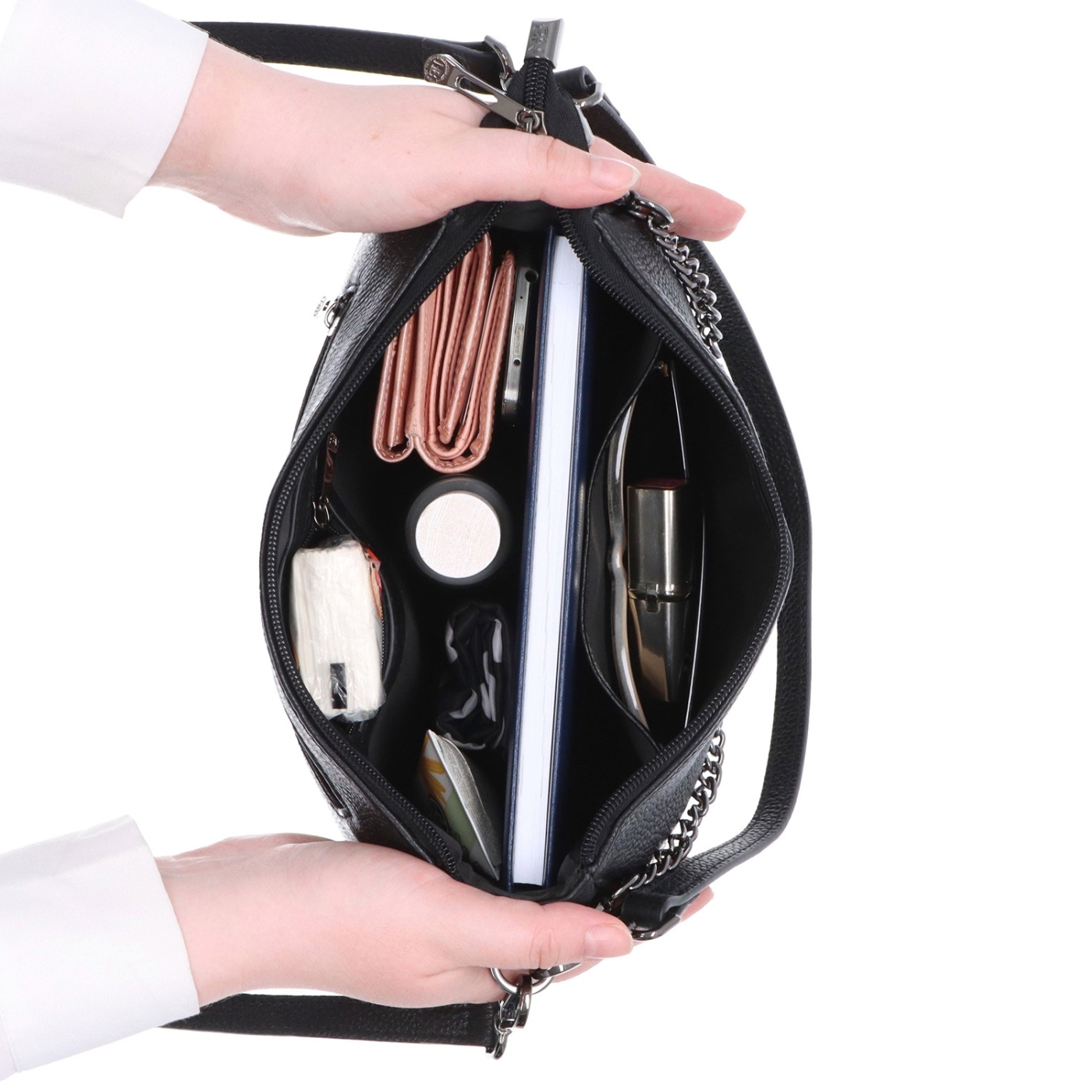 Kožená crossbody kabelka so striebornou retiazkou Noelia Bolger materiál kože zapínanie na zips farba čierna veľkosť malá NB 3015 C Vnútro