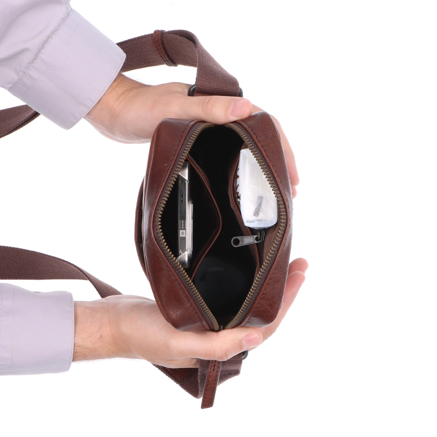 Malá kožená crossbody Poyem materiál kože zapínanie na zips farba hnedá veľkosť malá 2213 Poyem H Vnútro