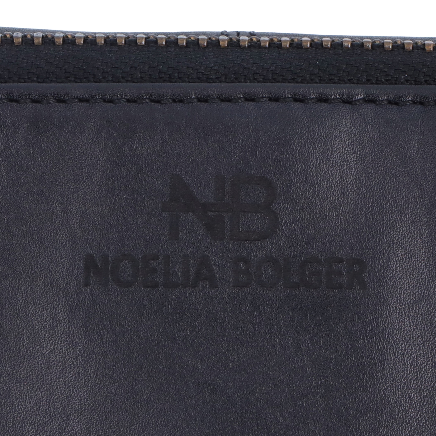 Kožená peňaženka s vreckom na zips Noelia Bolger materiál kože zapínanie na cvok farba čierna veľkosť malá 5136 NB C Logo