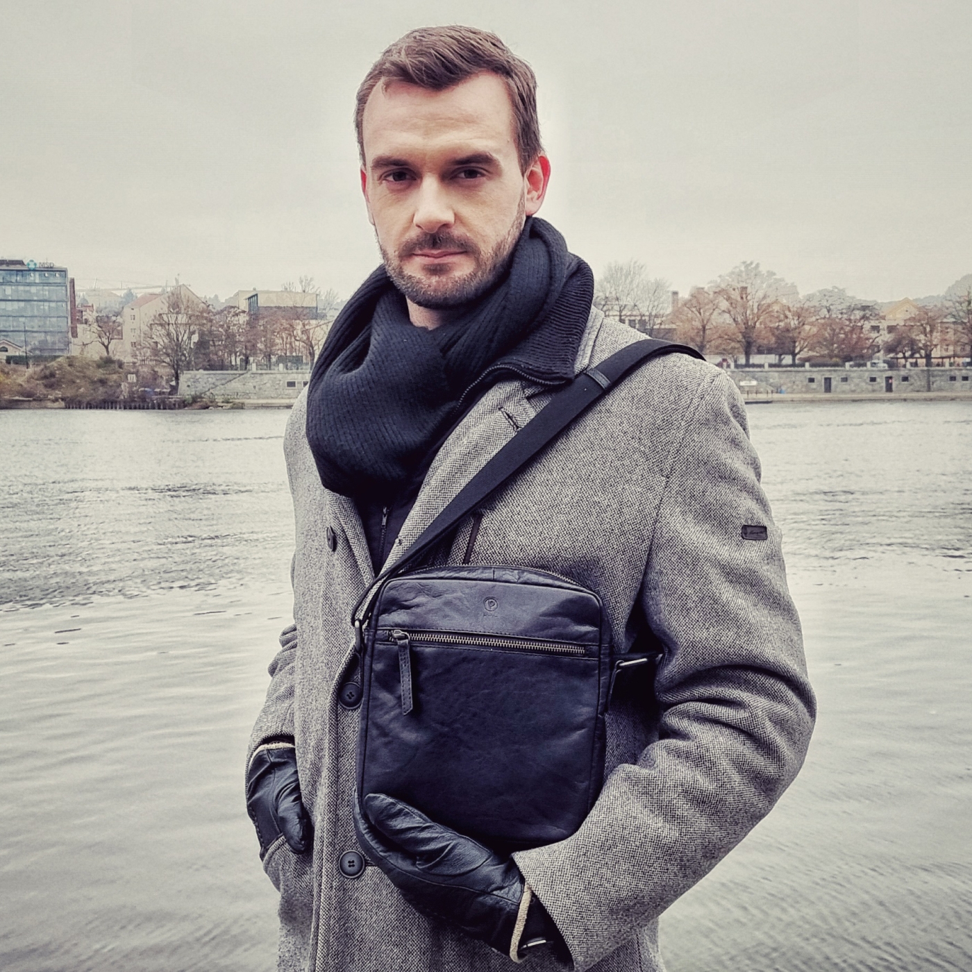 Kožená crossbody taška Poyem materiál kože farba čierna veľkosť malá 2206 Poyem C Lifestyle