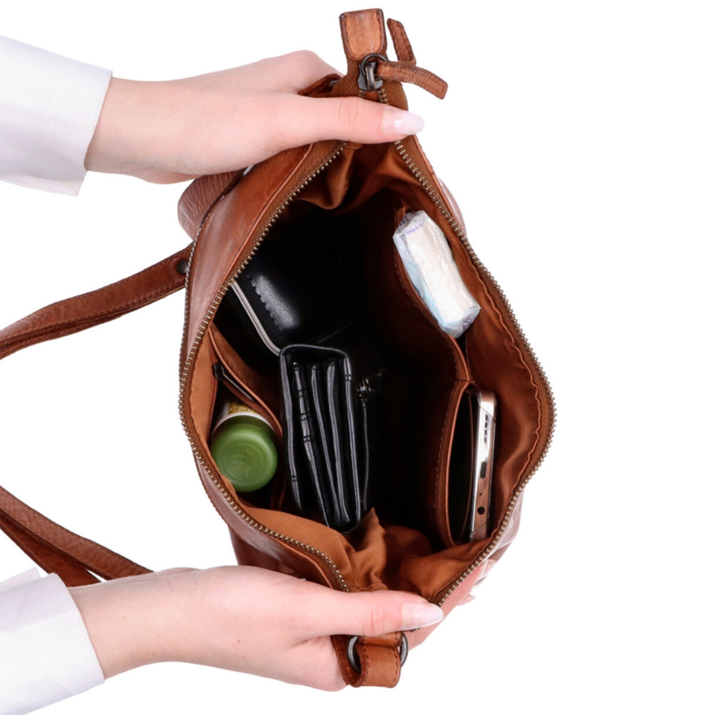 Nadčasová kožená kabelka cez rameno Noelia Bolger materiál kože zapínanie na zips farba koňaková veľkosť stredná NB 2405 KO Vnútro