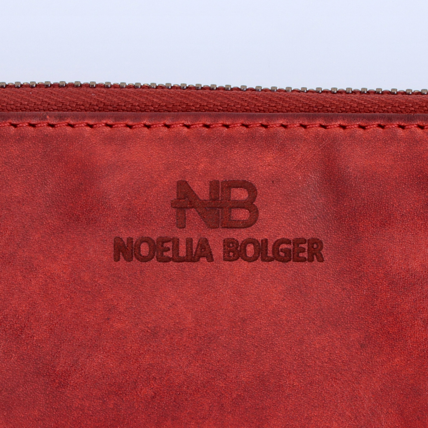 Podlhovastá kožená peňaženka s prešívaním Noelia Bolger materiál kože zapínanie na zips farba červená veľkosť veľká 5125 NB CV Logo