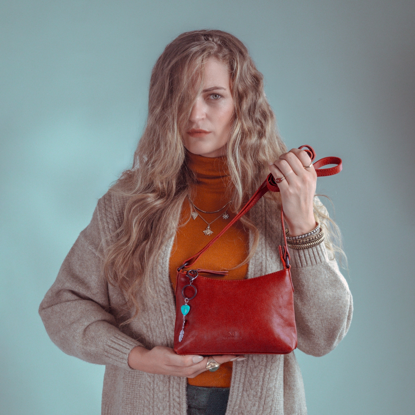 Malá kožená kabelka s príveskom Noelia Bolger materiál kože zapínanie na zips farba červená veľkosť malá NB 3101 CV Lifestyle