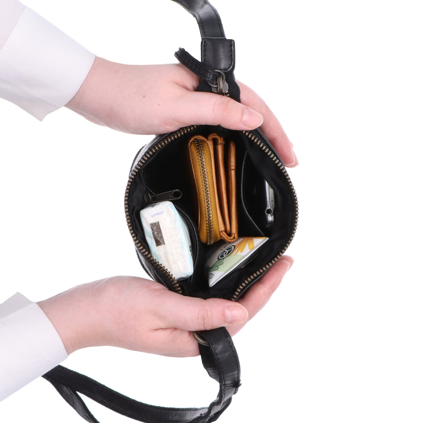 Elegantná kožená crossbody kabelka Noelia Bolger materiál kože zapínanie na zips farba čierna veľkosť malá NB 2415 C Vnútro