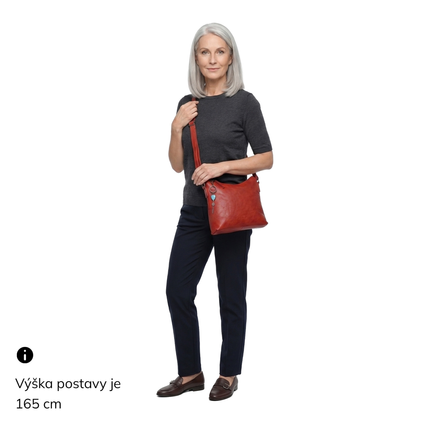 Kožená crossbody kabelka s príveskom Noelia Bolger materiál kože zapínanie na zips farba červená veľkosť malá NB 3100 CV Na postave