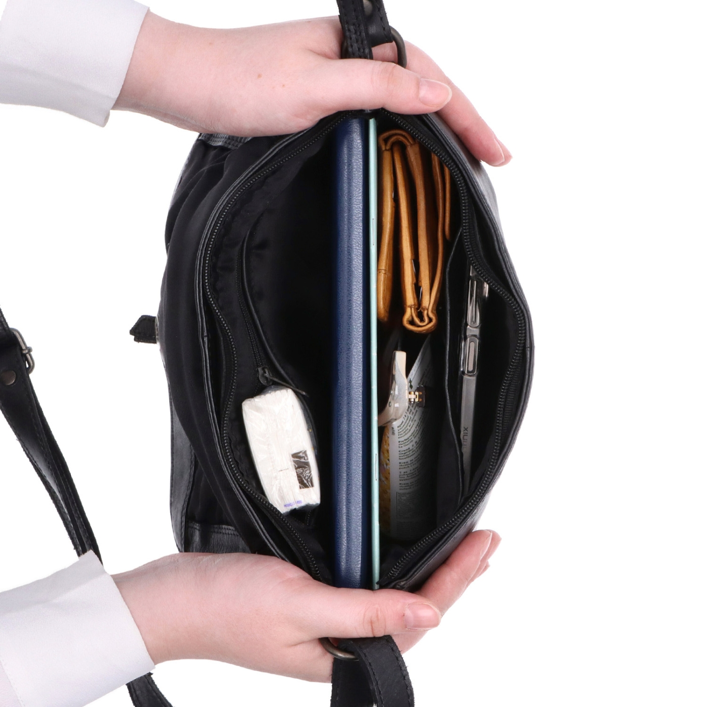 Kožená crossbody kabelka s chlopňou Noelia Bolger materiál kože zapínanie s chlopňou farba čierna veľkosť stredná NB 2416 C Vnútro