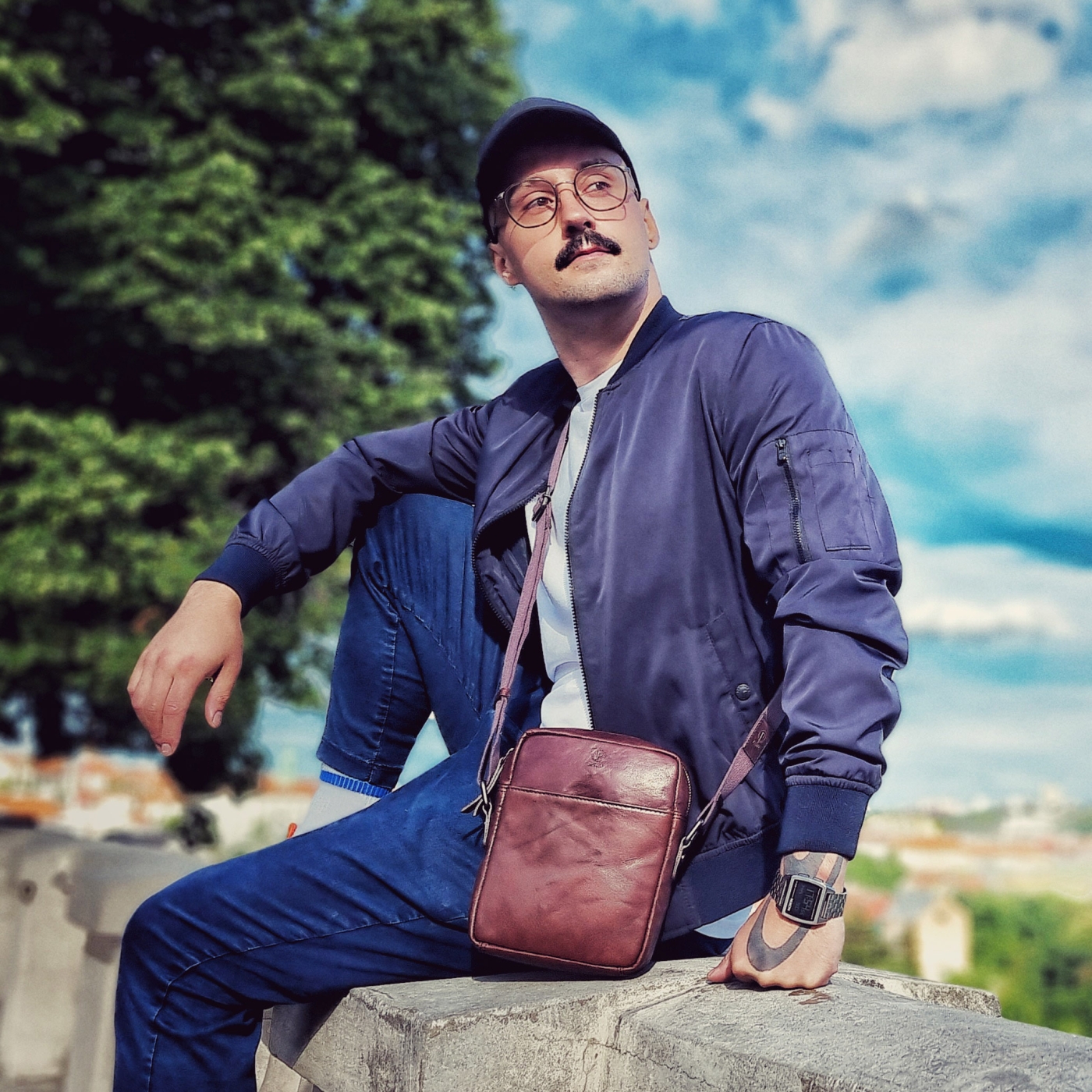 Malá kožená crossbody Poyem materiál kože zapínanie na zips farba hnedá veľkosť malá 2213 Poyem H Lifestyle