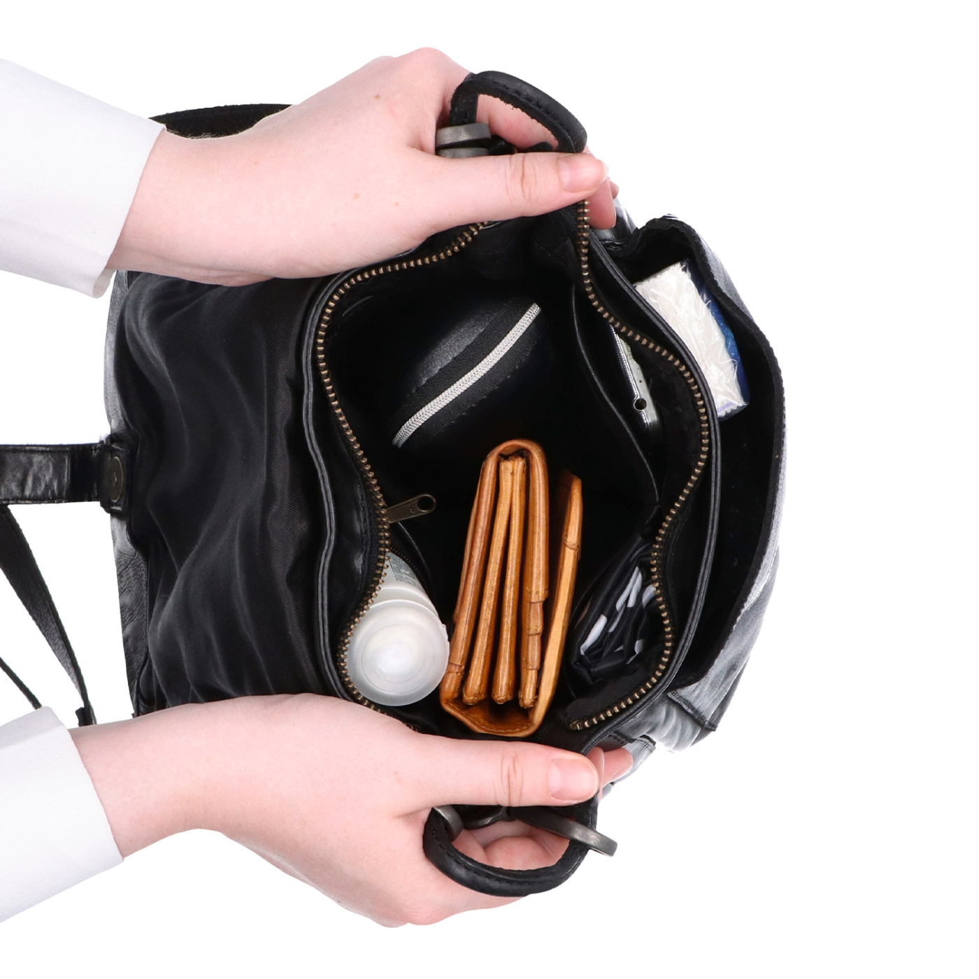 Kožená crossbody kabelka so zdobenou chlopňou Noelia Bolger materiál kože zapínanie s chlopňou farba čierna veľkosť stredná NB 2030 C Vnútro