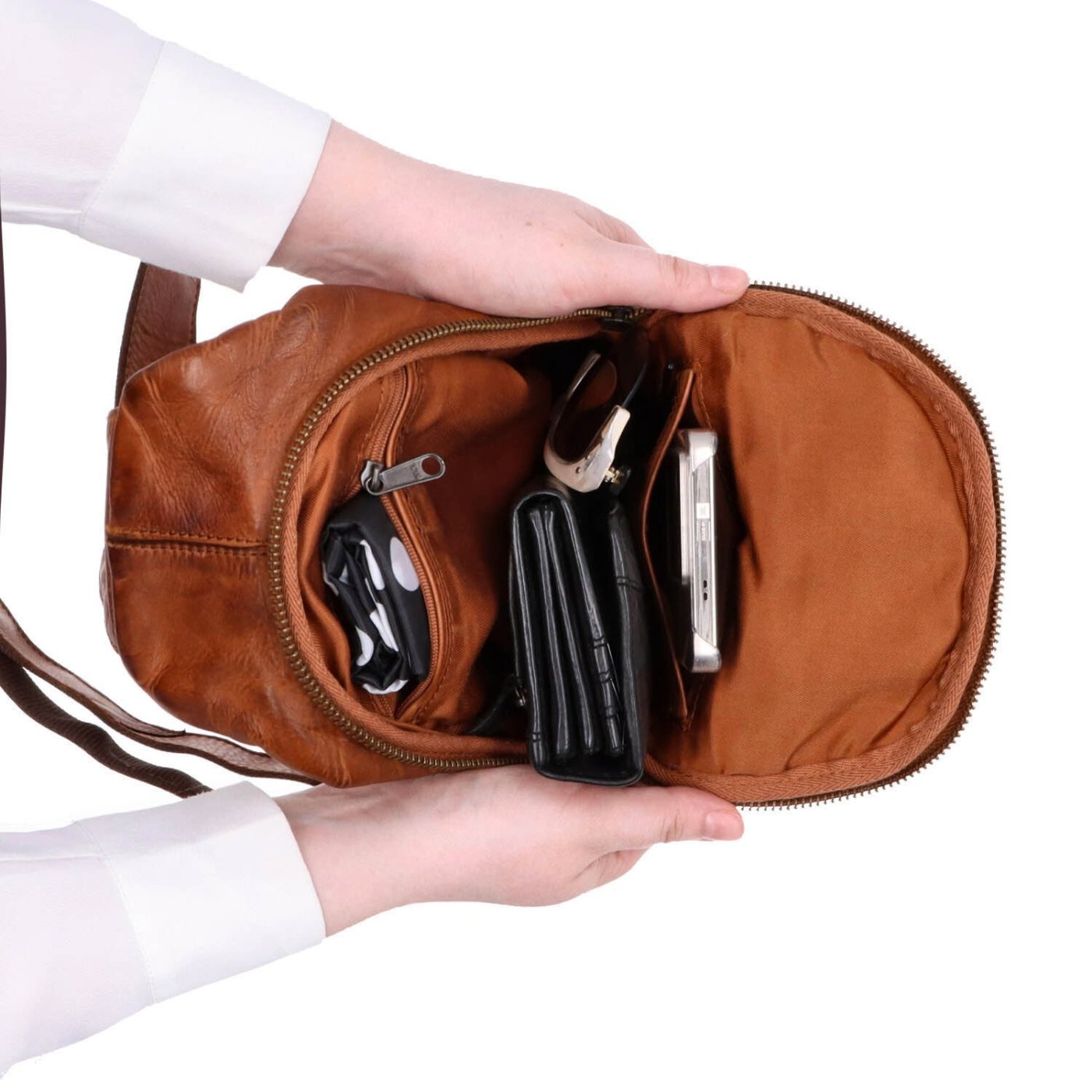 Kožený crossbody bodybag s variabilným nosením Noelia Bolger materiál kože zapínanie na zips farba koňaková veľkosť malá NB 2034 KO Vnútro